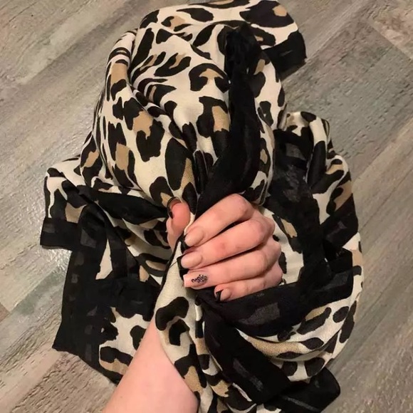 New! Large Animal Print Scarf - Picture 8 of 11